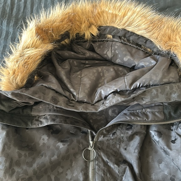 Women’s Volcom Whitlock Insulated Jacket - Black Leopard Print size Medium - Picture 4 of 6